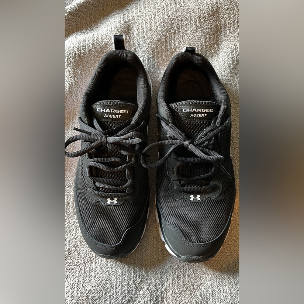 Under Armour. Women’s sz 9.